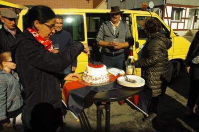 Unterwegs - Vor dem Start der Planwagenfahrt gab es eine Geburtstagstorte für Veronika Koch, die am 8.Oktober ihren Geburtstag feierte. Bürgermeister Hansi Broistedt gratulierte sehr herzlich.