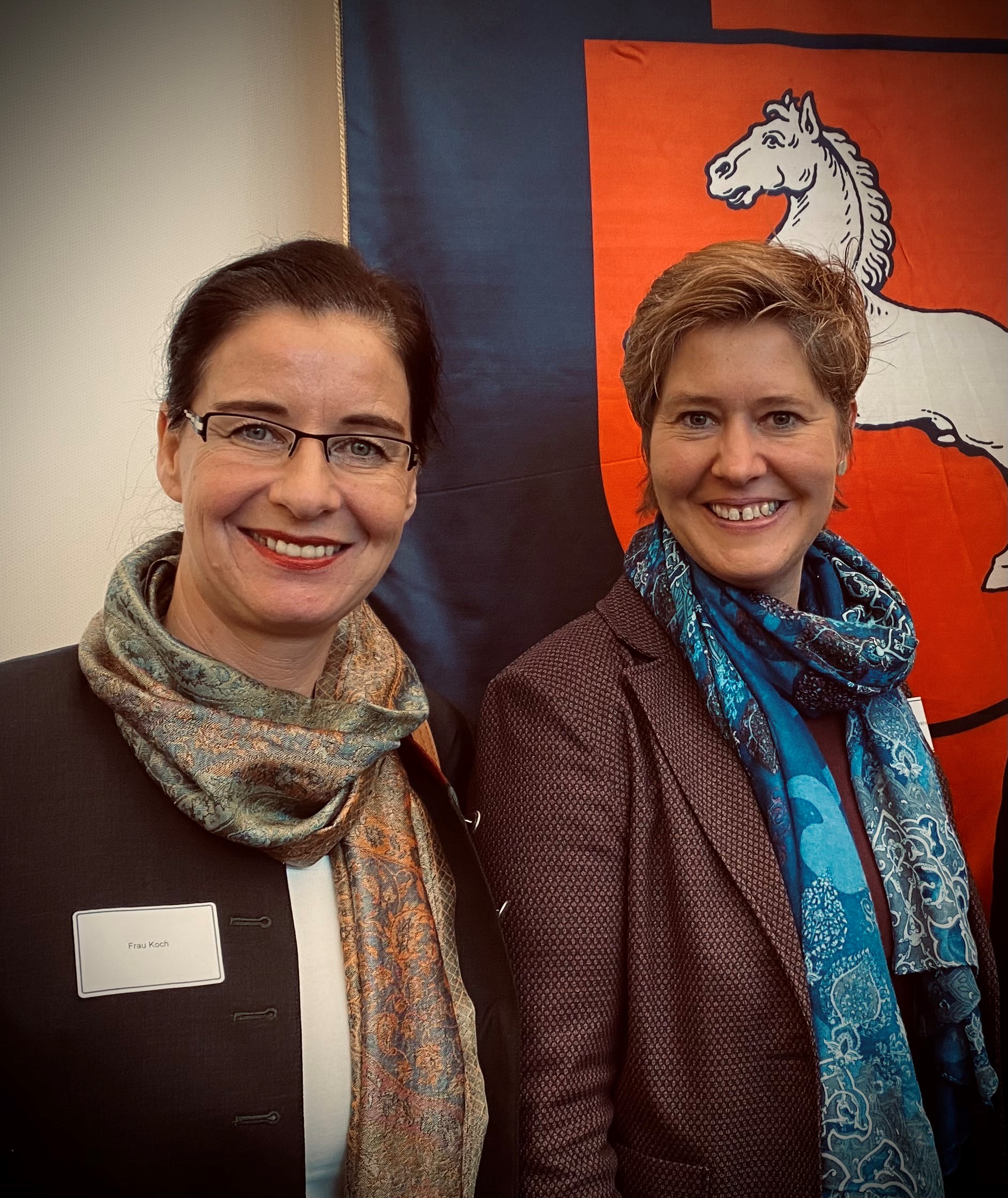 Veronika Koch MdL (links) sagt der niedersächsischen Landfrauen-Vorsitzenden Elisabeth Brunkhorst (rechts) die Unterstützung für Ernährungs- und Verbraucherbildung als Unterrichtsfach zu. (Bild aus 2019)