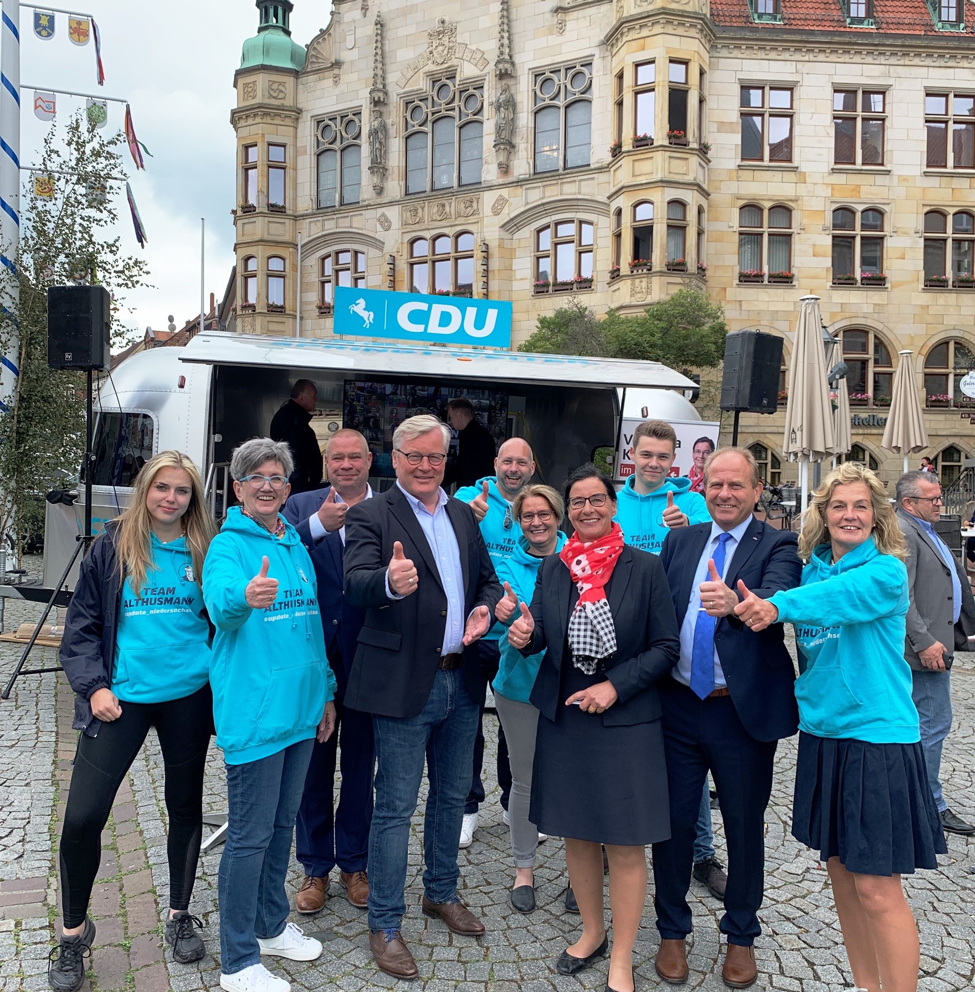 Dr. Bernd Althusmann auf dem Helmstedter Marktplatz mit Veronika Koch MdL und dem motivierten Team der CDU.