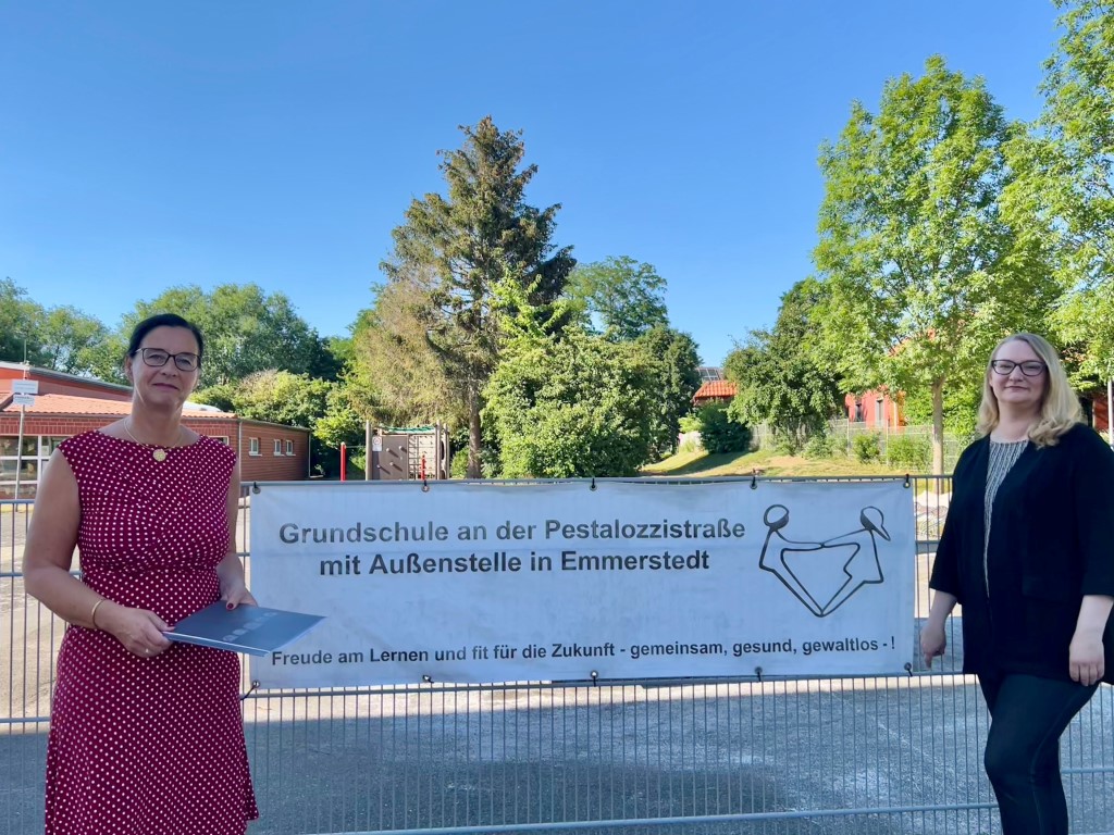 Veronika Koch MdL (links) traf mit Elternvertreterin Alexandra Beckmann vor der Grundschule Pestalozzistrasse in Helmstedt zum Gespräch zusammen. 