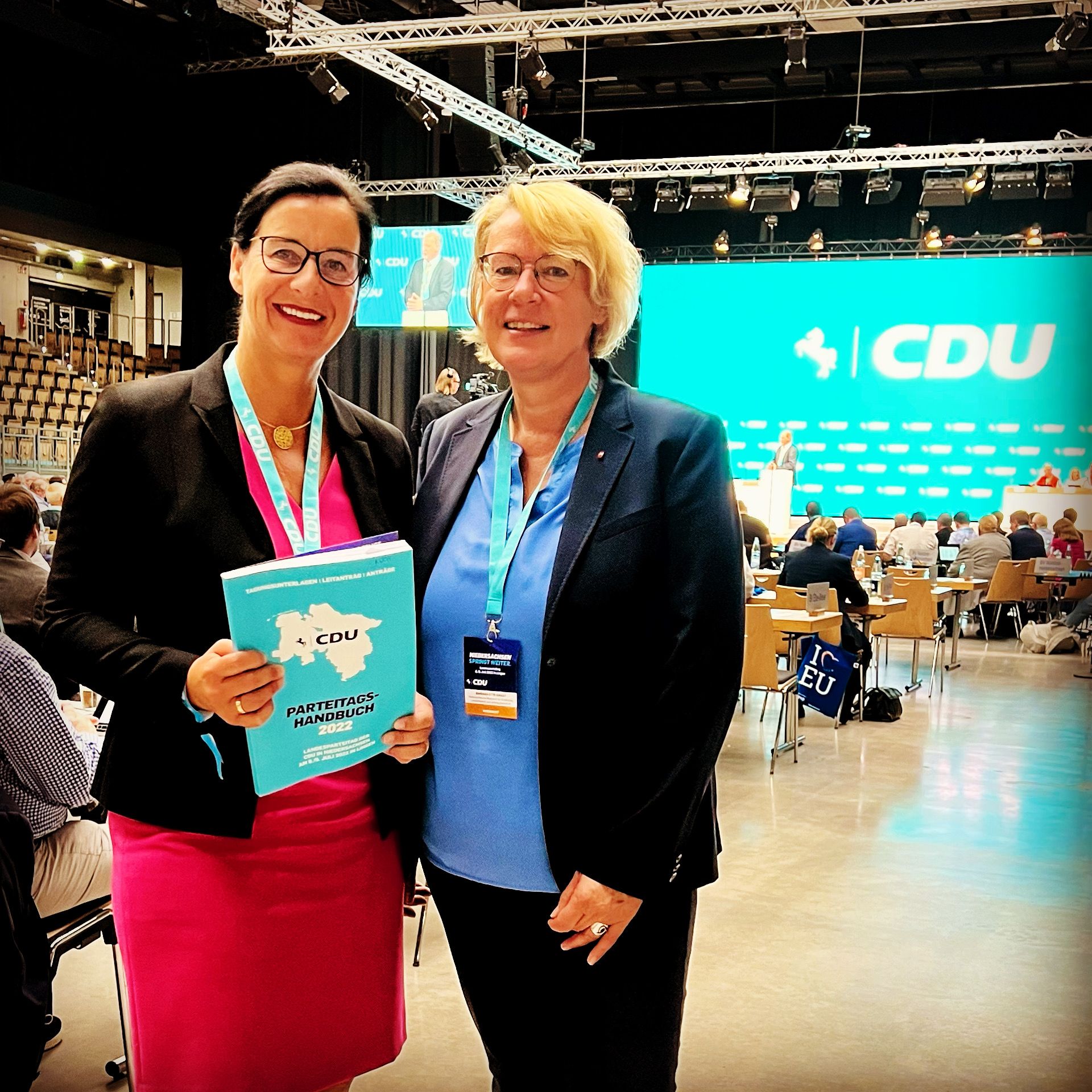 Veronika Koch Mdl (links) und Verbraucherschutzministerin Barbara Otte-Kinast streiten für mehr Wertschätzung für Hauswirtschaft auf dem Landesparteitag der CDU in Lingen.