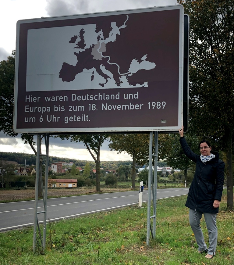 Veronika Koch MdL an der Landesgrenze zwischen Niedersachsen und Sachsen-Anhalt